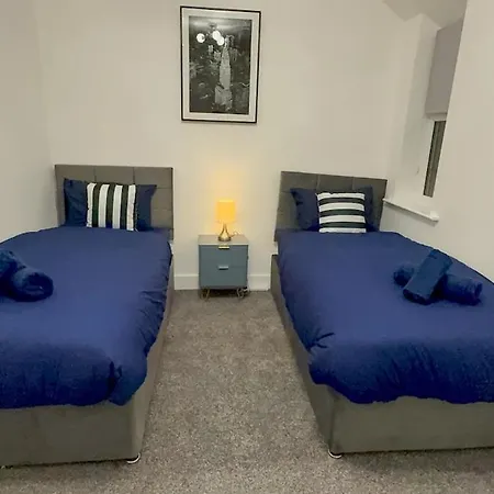 Cozy 5-bed Caldecott Stays-sleep 6