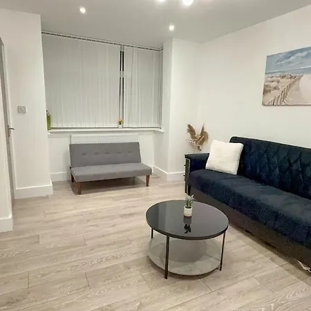 Cozy 3-bed Caldecott Holiday home Manchester