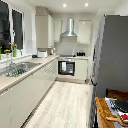 Cozy 5-bed Caldecott Stays-sleep 6 *