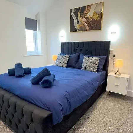 Cozy 3-bed Caldecott Holiday home