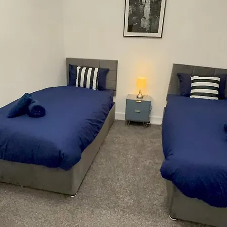 Cozy 5-bed Caldecott Stays-sleep 6 別荘 *