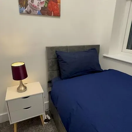 Holiday home Cozy 3-bed Caldecott Manchester