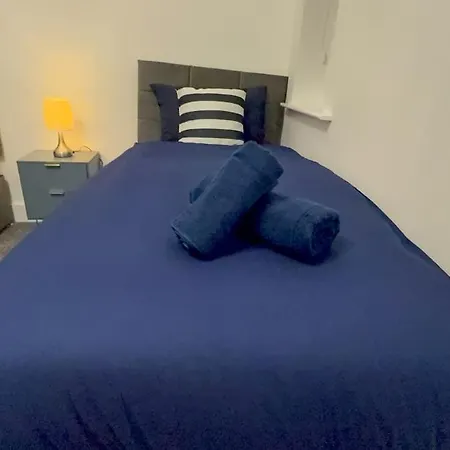 Cozy 3-bed Caldecott Holiday home Manchester