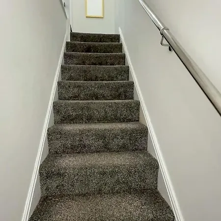 Cozy 5-bed Caldecott Stays-sleep 6