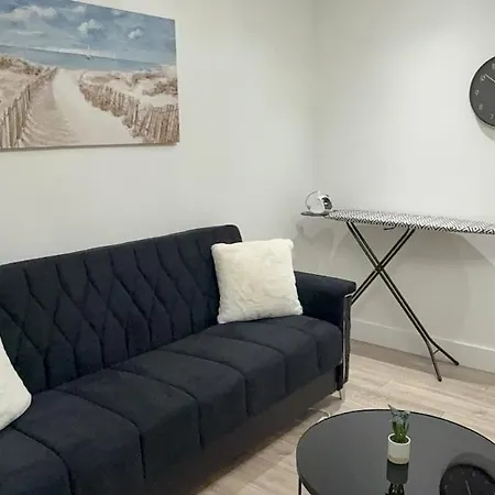 Cozy 3-bed Caldecott Holiday home