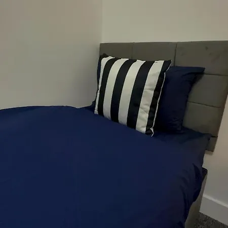 Cozy 5-bed Caldecott Stays-sleep 6 別荘 *