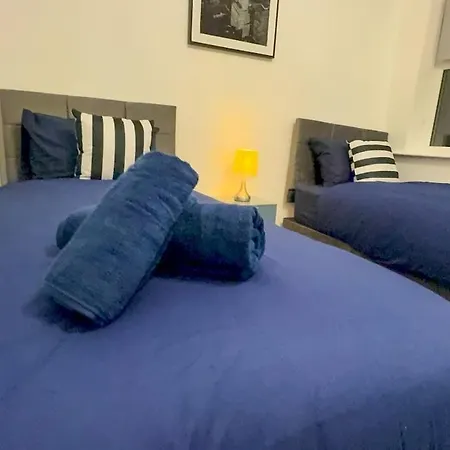 Cozy 5-bed Caldecott Stays-sleep 6 別荘