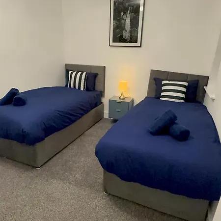 Cozy 5-bed Caldecott Stays-sleep 6 マンチェスター