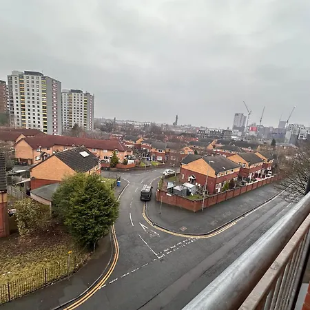 Centrally Located Modern 2 Bedroom Apartment, Minutes Walk To Ao Arena Manchester