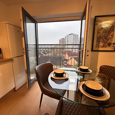 Centrally Located Modern 2 Bedroom Apartment, Minutes Walk To Ao Arena *