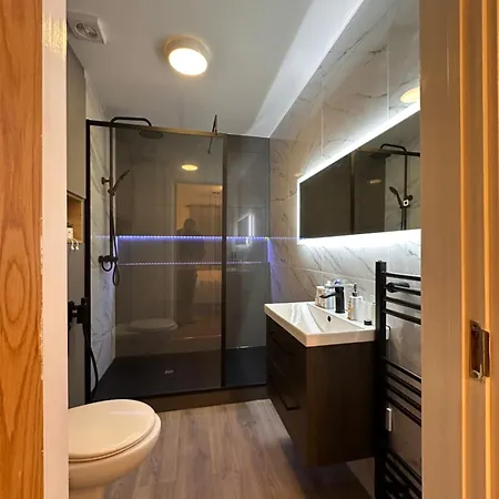 Centrally Located Modern 2 Bedroom Apartment, Minutes Walk To Ao Arena *