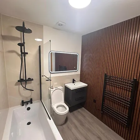 Apartamento Centrally Located Modern 2 Bedroom Apartment, Minutes Walk To Ao Arena