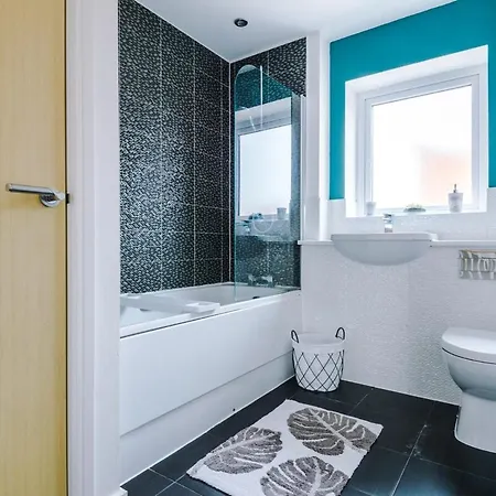 Four Bedroom House By Brookland Serviced Short Lets With Free Wifi Сasa de vacaciones Mánchester