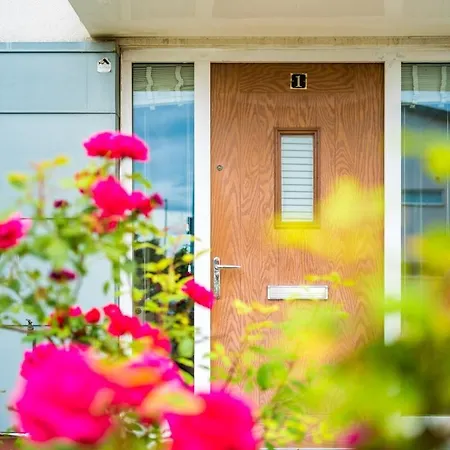 Сasa de vacaciones Four Bedroom House By Brookland Serviced Short Lets With Free Wifi *
