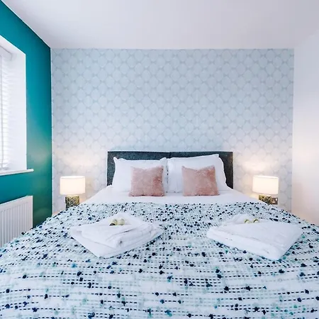 Hébergement de vacances Four Bedroom House By Brookland Serviced Short Lets With Free Wifi Manchester