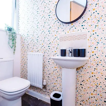 Three Bedroom House By Brookland Serviced Short Lets With Free Wifi Holiday home Manchester