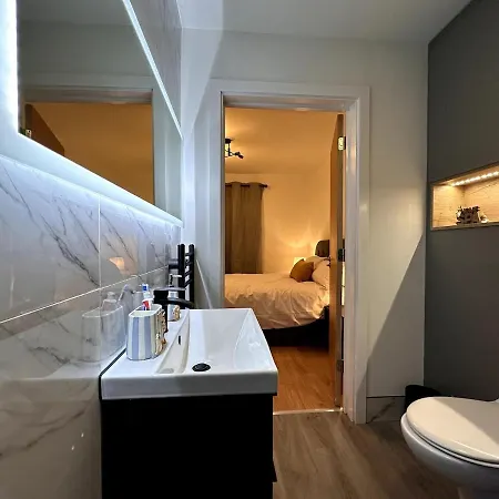 Centrally Located Modern 2 Bedroom Apartment, Minutes Walk To Ao Arena Apartamento *