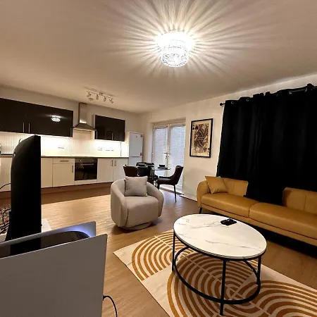 Centrally Located Modern 2 Bedroom Apartment, Minutes Walk To Ao Arena Apartamento *