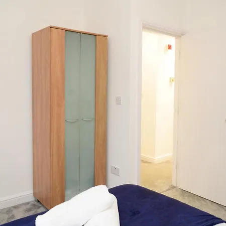 Aqua Springs, 2 Bedroom Sofa Bed, Sleeps 6, 1st Floor Apartment, Near Didsbury