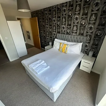 Adelphi Wharf By Beehosting * Manchester