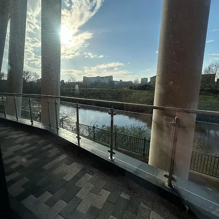 Adelphi Wharf By Beehosting * Manchester