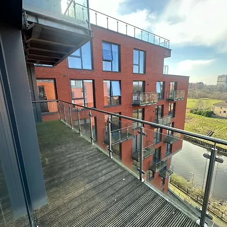 Adelphi Wharf By Beehosting * Manchester