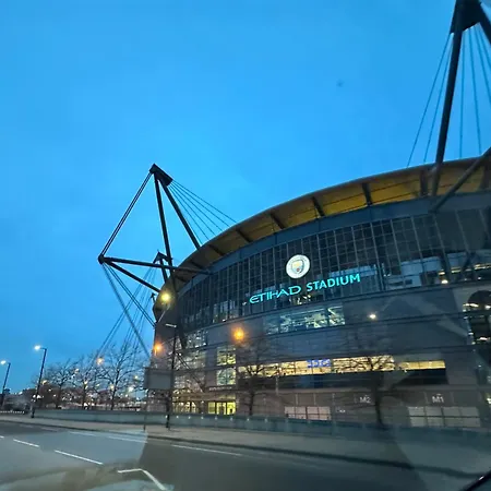 Holiday home Ao & Etihad Stadium 6 Guest Stay- 3 Bedroom Central House With Parking & Wi Fi