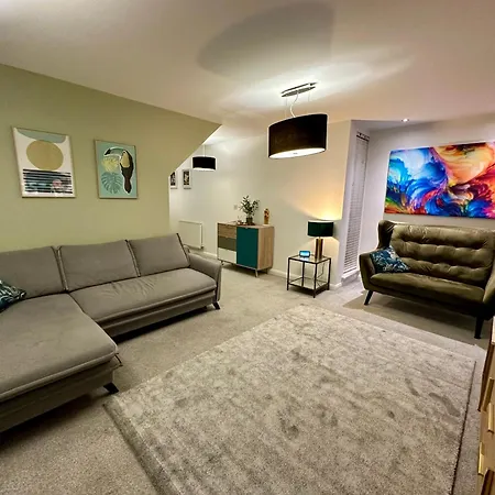 Getaway - 3br Near Etihad & Ao Arena - Sleeps 6 *