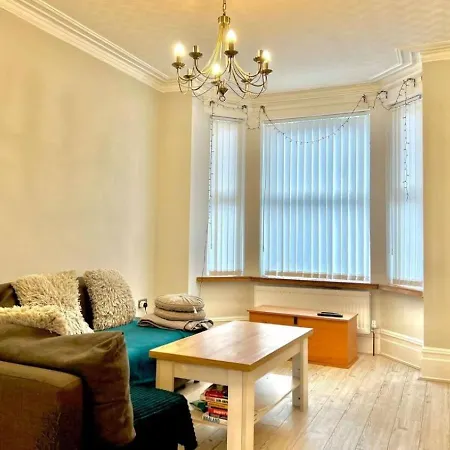 Coop Arena, Etihad & Center! Spacious! Luxurious Entire Home, Sleep 4 Manchester