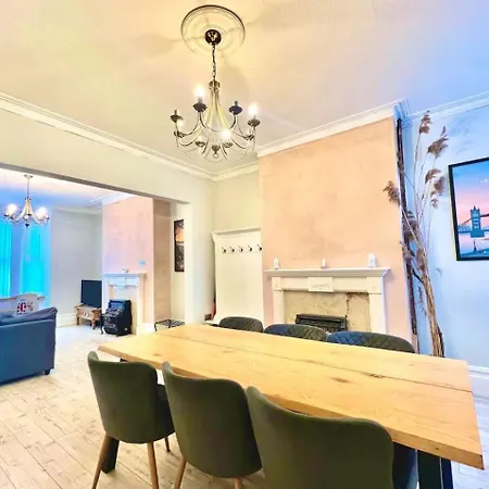 Holiday home Coop Arena, Etihad & Center! Spacious! Luxurious Entire Home, Sleep 4