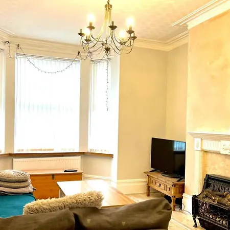 Coop Arena, Etihad & Center! Spacious! Luxurious Entire Home, Sleep 4 *