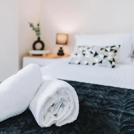 2 Bed 2 Bath Close To Ctre Sleeps 5 -free Parking Apartment *
