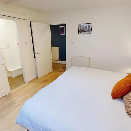 3br, Song Lyrics Theme, Self Check-in Appartement Manchester