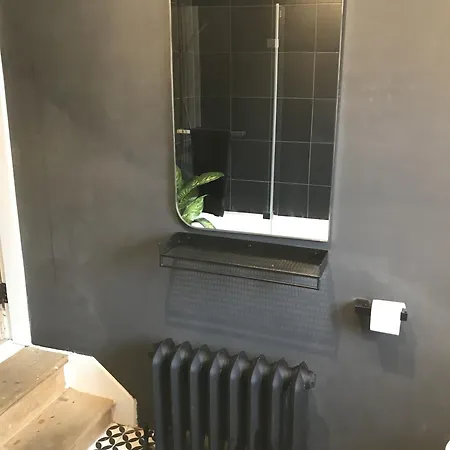Stylish Comfortable With Free Parking Apartment