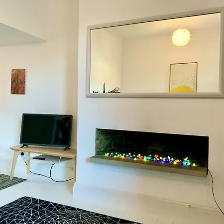 Stylish Comfortable With Free Parking Apartment