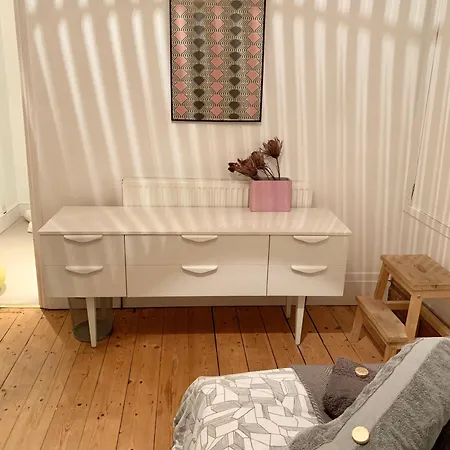 Stylish Comfortable With Free Parking Apartment