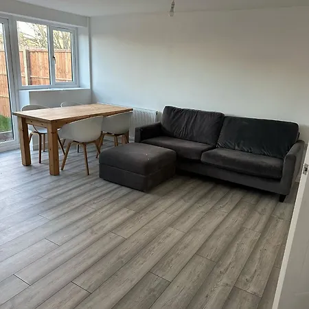 Modern 5 Bedroom House Holiday home *