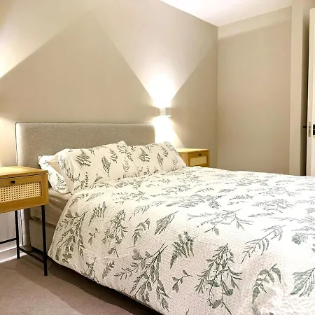 Newly Built 2br-2bath With Balcony In Mcr-sleeps4 Apartment