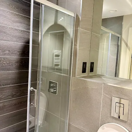 Elegant 2-bed 2-bath In With Balcony 曼彻斯特