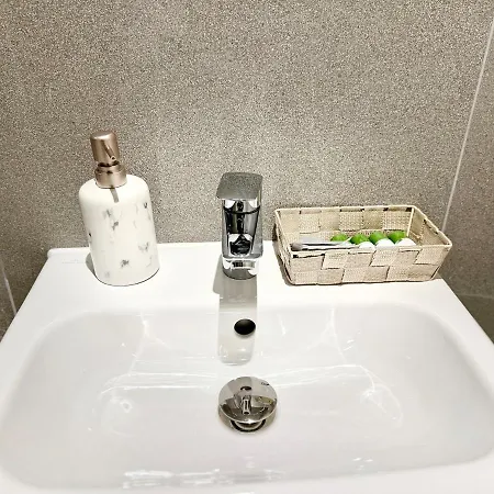 Elegant 2-bed 2-bath In With Balcony 公寓