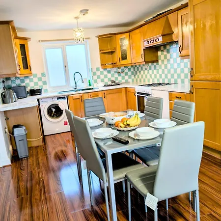 Feriehus Lovely 5 Bedroom House In Centre With Free Parking! *