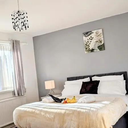 Дом отдыха Lovely 5 Bedroom House In Centre With Free Parking! Манчестер