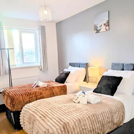 Lovely 5 Bedroom House In Centre With Free Parking! * Манчестер