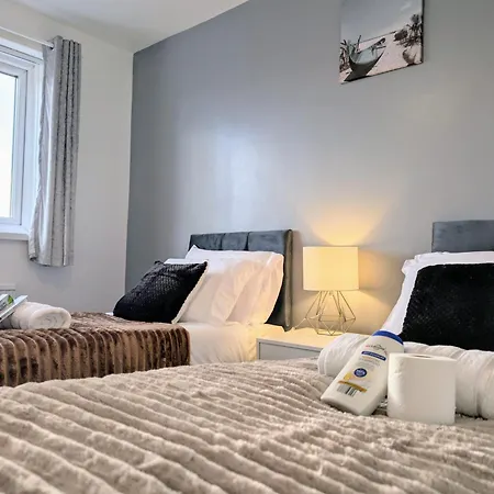 Feriehus Lovely 5 Bedroom House In Centre With Free Parking! *