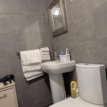 Feriehus Lovely 5 Bedroom House In Centre With Free Parking! *