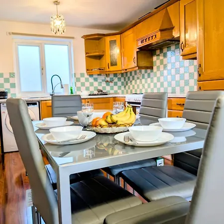 Lovely 5 Bedroom House In Centre With Free Parking! Manchester