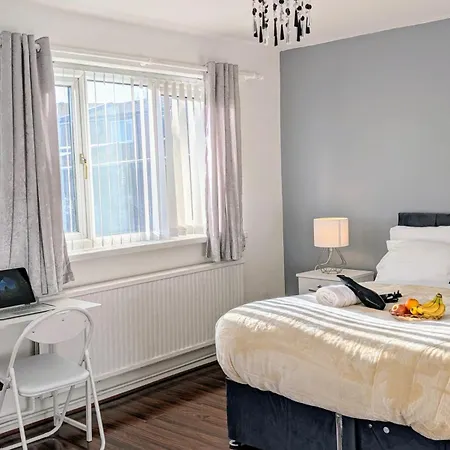 Lovely 5 Bedroom House In Centre With Free Parking!