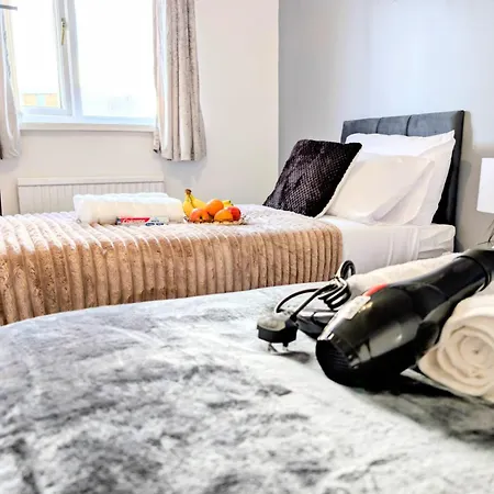 Lovely 5 Bedroom House In Centre With Free Parking! *