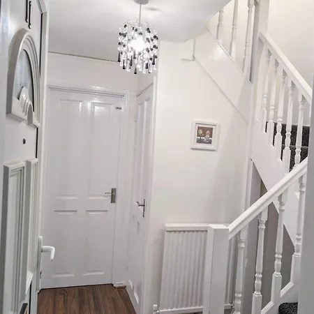 Lovely 5 Bedroom House In Centre With Free Parking! Манчестер