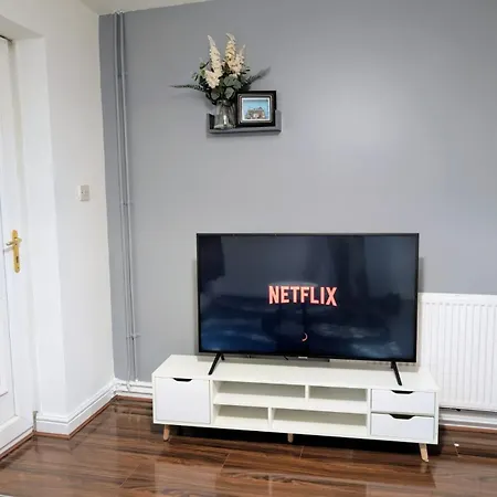 Lovely 5 Bedroom House In Centre With Free Parking! *